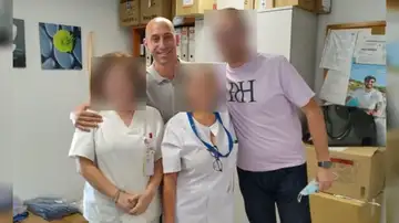 Luis Rubiales reaparece en el hospital donde ha estado ingresada su madre