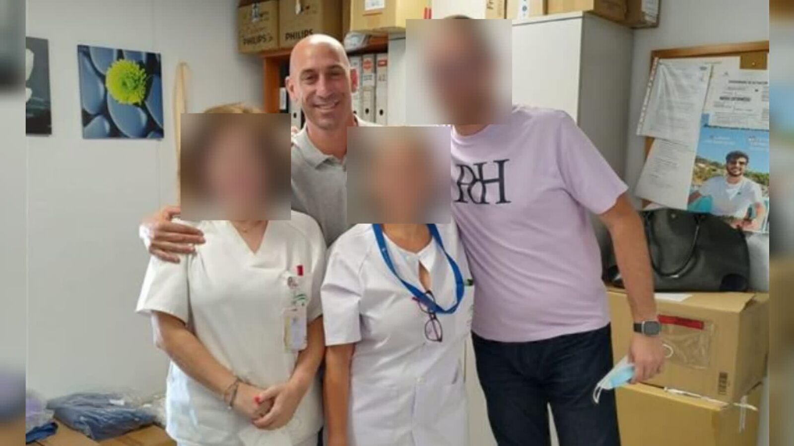 Así ha sido la reaparición de Rubiales: fotografiado junto a los médicos que han atendido a su madre en el hospital
