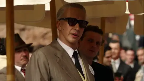 Adam Driver como Enzo Ferrari Adam Driver como Enzo Ferrari