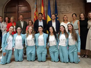 La foto con las deportistas arrodilladas La foto con las deportistas arrodilladas