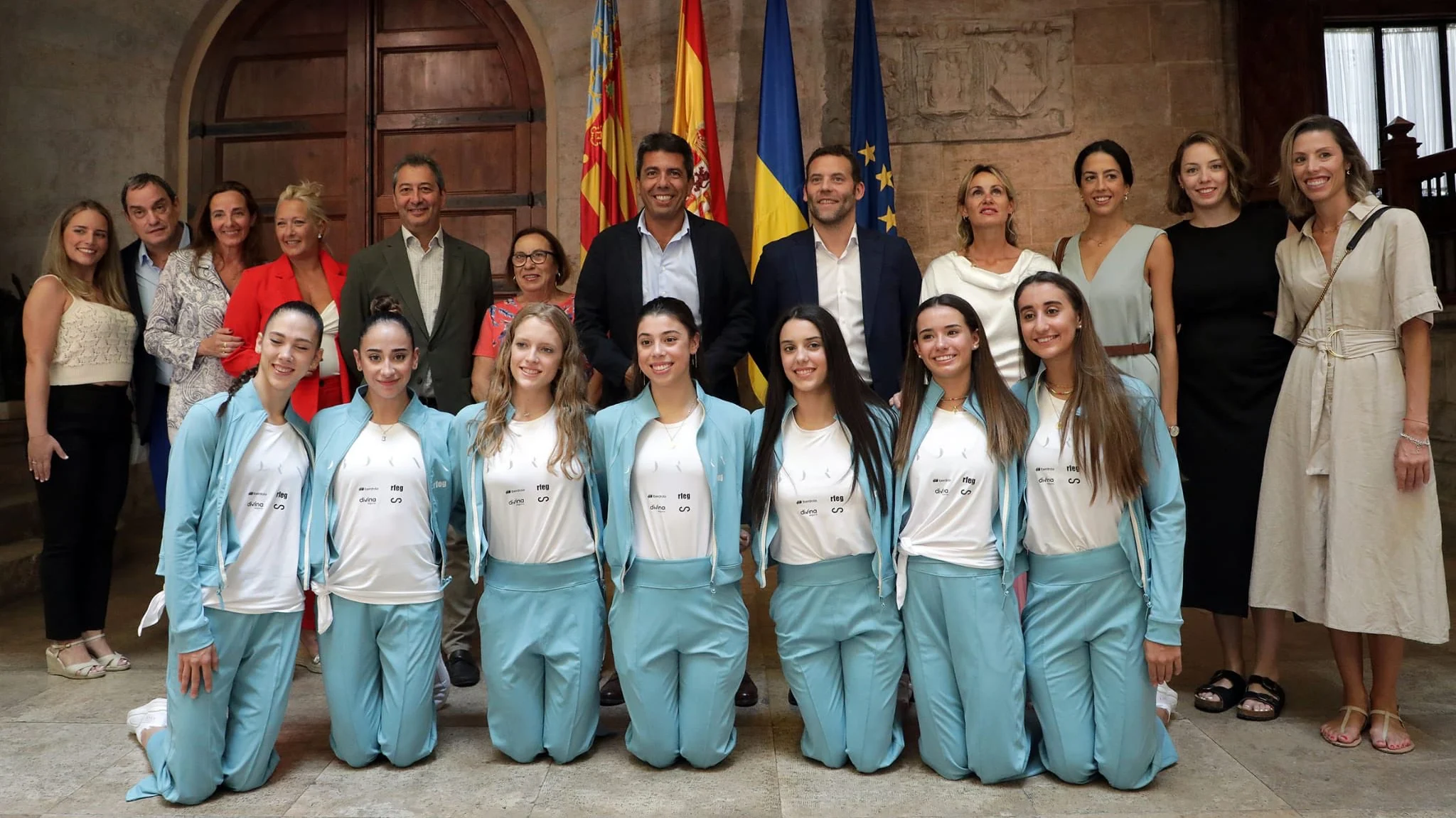 La foto con las deportistas arrodilladas