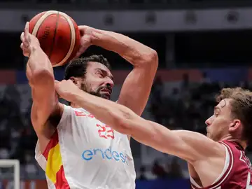 Sergio Llull compite contra el escolta Kristers Zorisks Sergio Llull compite contra el escolta Kristers Zorisks
