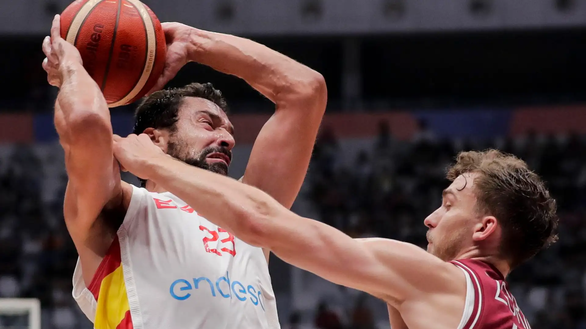 Sergio Llull compite contra el escolta Kristers Zorisks Sergio Llull compite contra el escolta Kristers Zorisks
