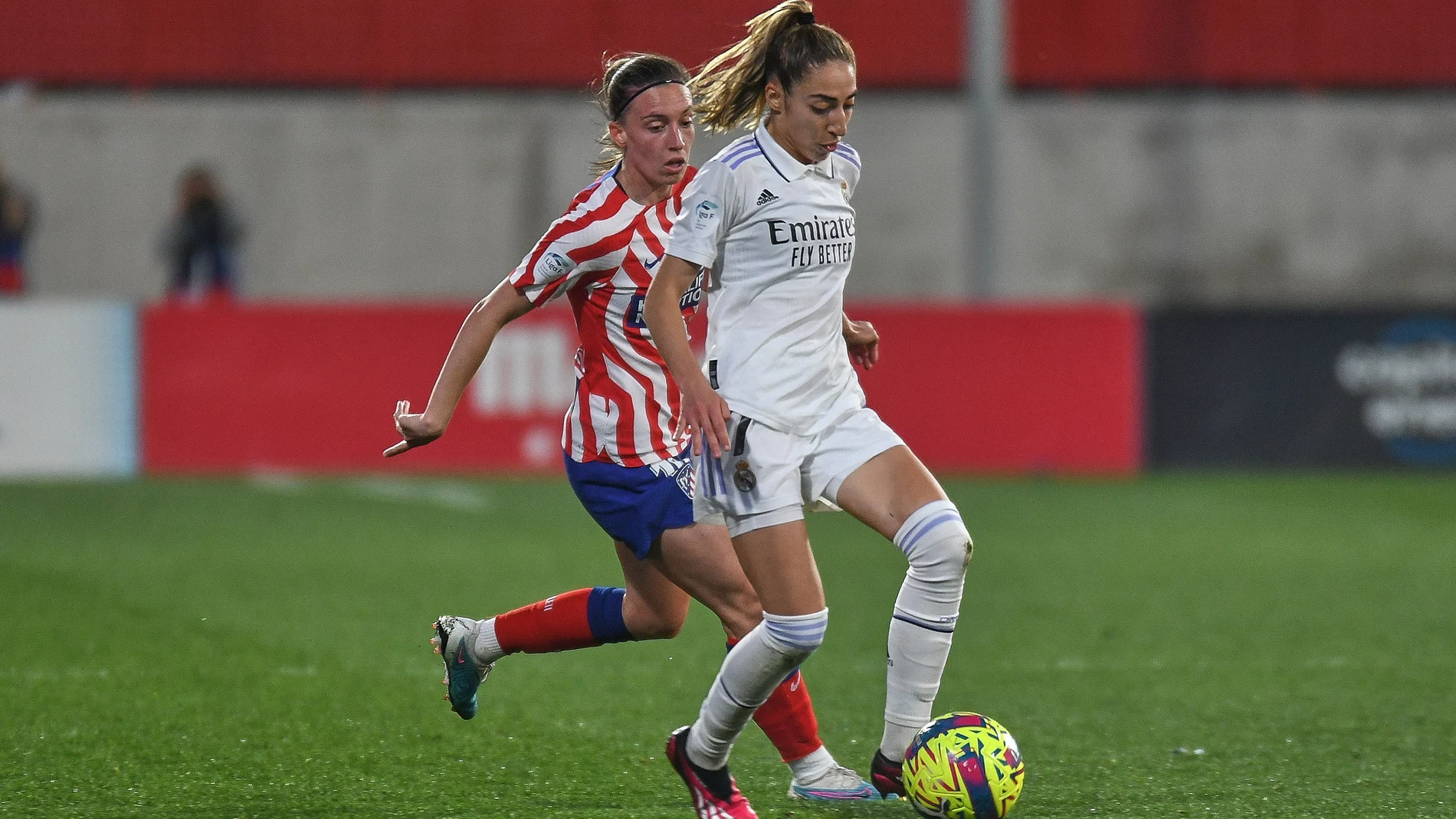 Olga Carmona controla un balón en un partido de la Liga F 2022-2023