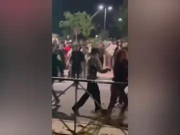 Una pelea multitudinaria acaba con un joven inconsciente Una pelea multitudinaria acaba con un joven inconsciente