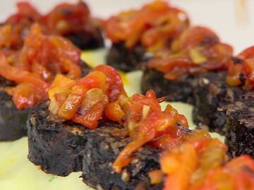 Un bocado exquisito de Karlos Arguiñano: morcilla con puré de patata y pimientos