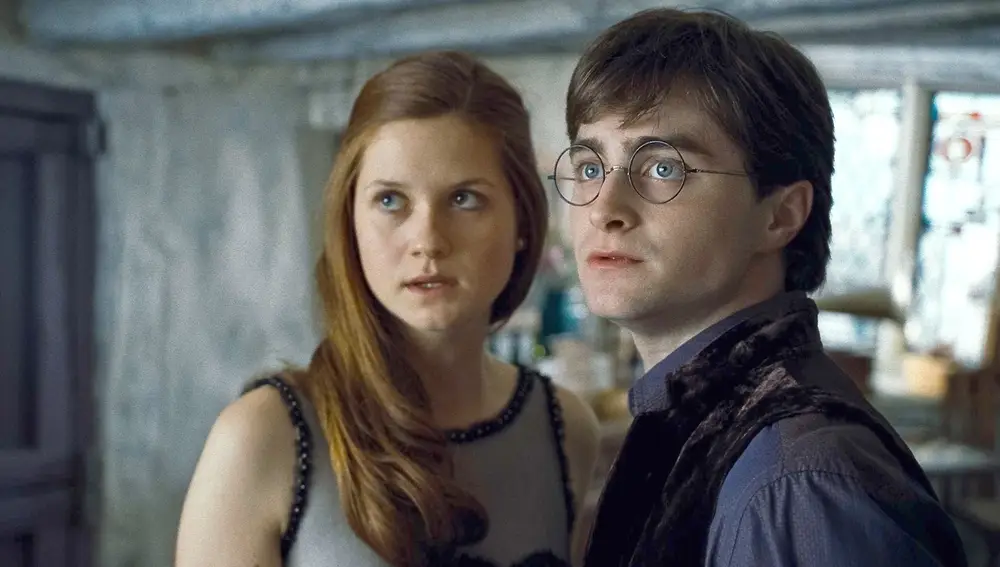 Bonnie Wright y Daniel Radcliffe como Ginny Weasley y Harry Potter