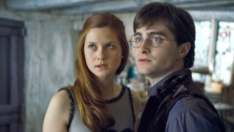 Bonnie Wright y Daniel Radcliffe como Ginny Weasley y Harry Potter