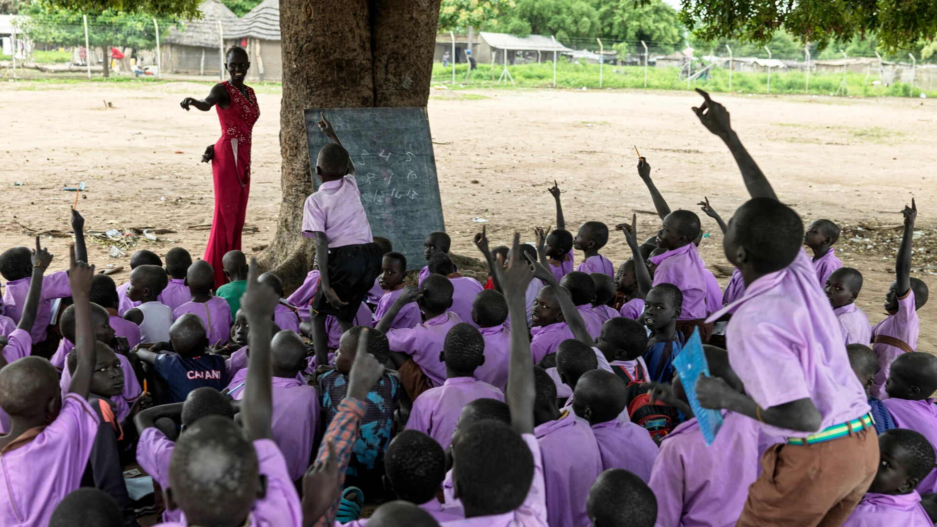 Niños aprendiendo en un colegio al aire libre