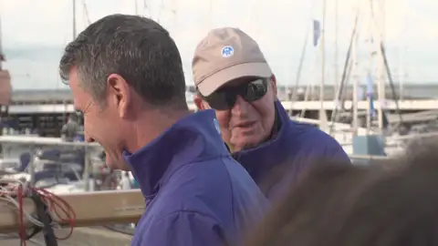 El rey emérito Juan Carlos I confirma que volverá a España para quedarse: "Seguro" El rey emérito Juan Carlos I confirma que volverá a España para quedarse: "Seguro"