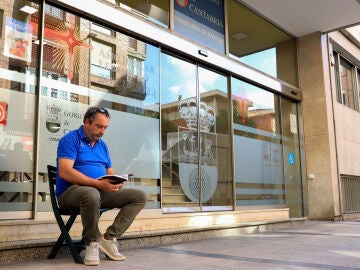El alcalde de Penagos, Carlos Lavín, este viernes en su sentada a la puerta de la Consejería de Sanidad, en Santander