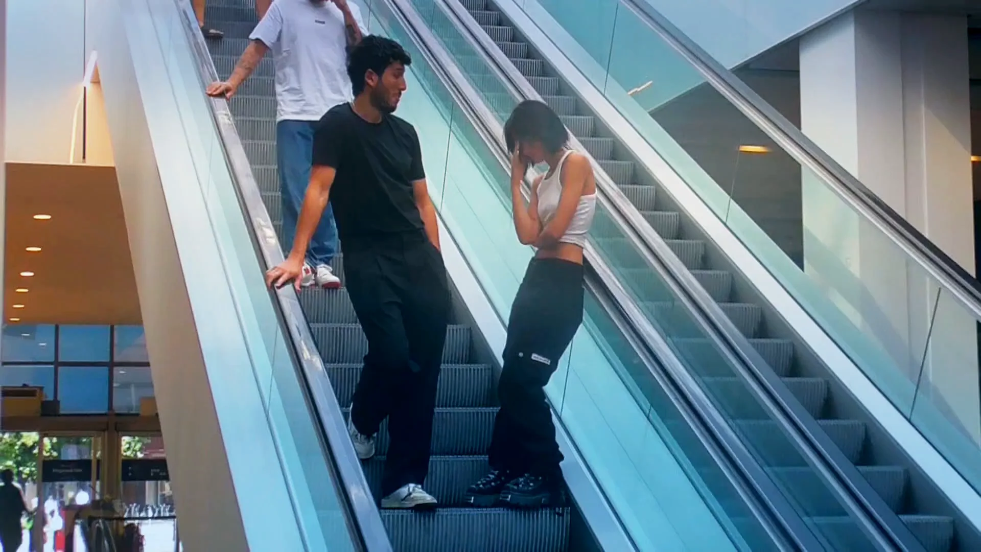 Aitana y Sebasti&aacute;n Yatra pasean su amor por las calles de Barcelona... &iexcl;Y acaba en drama!