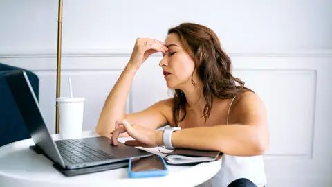 Mujer cansada en el trabajo Mujer cansada en el trabajo