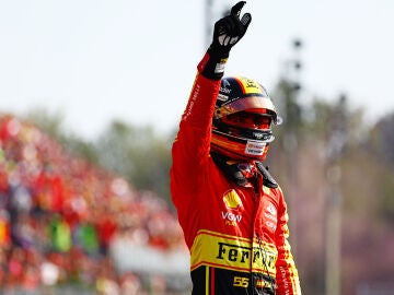 Carlos Sainz celebra la pole en Monza con los tifosi