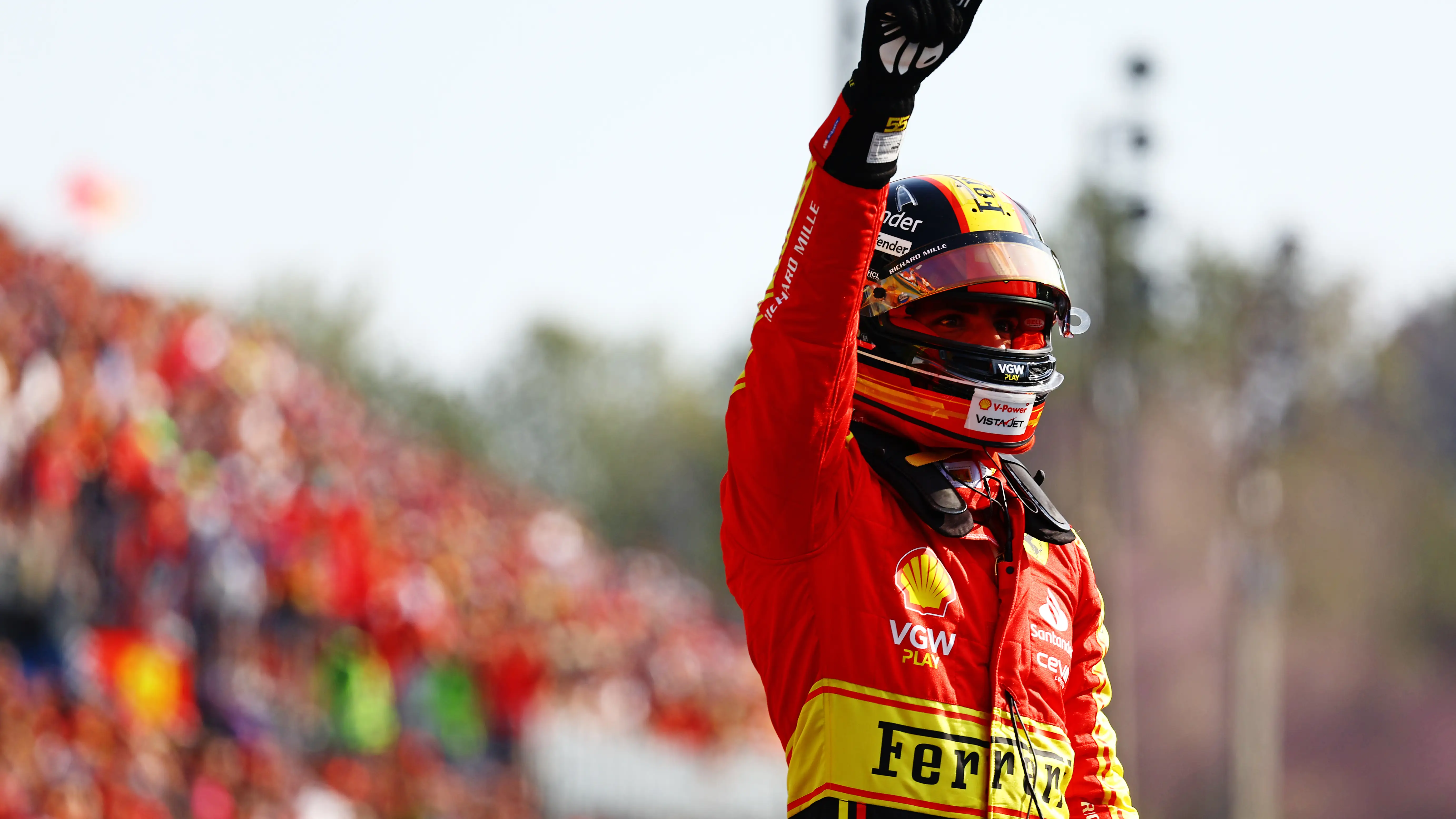 Carlos Sainz celebra la pole en Monza con los tifosi Carlos Sainz celebra la pole en Monza con los tifosi