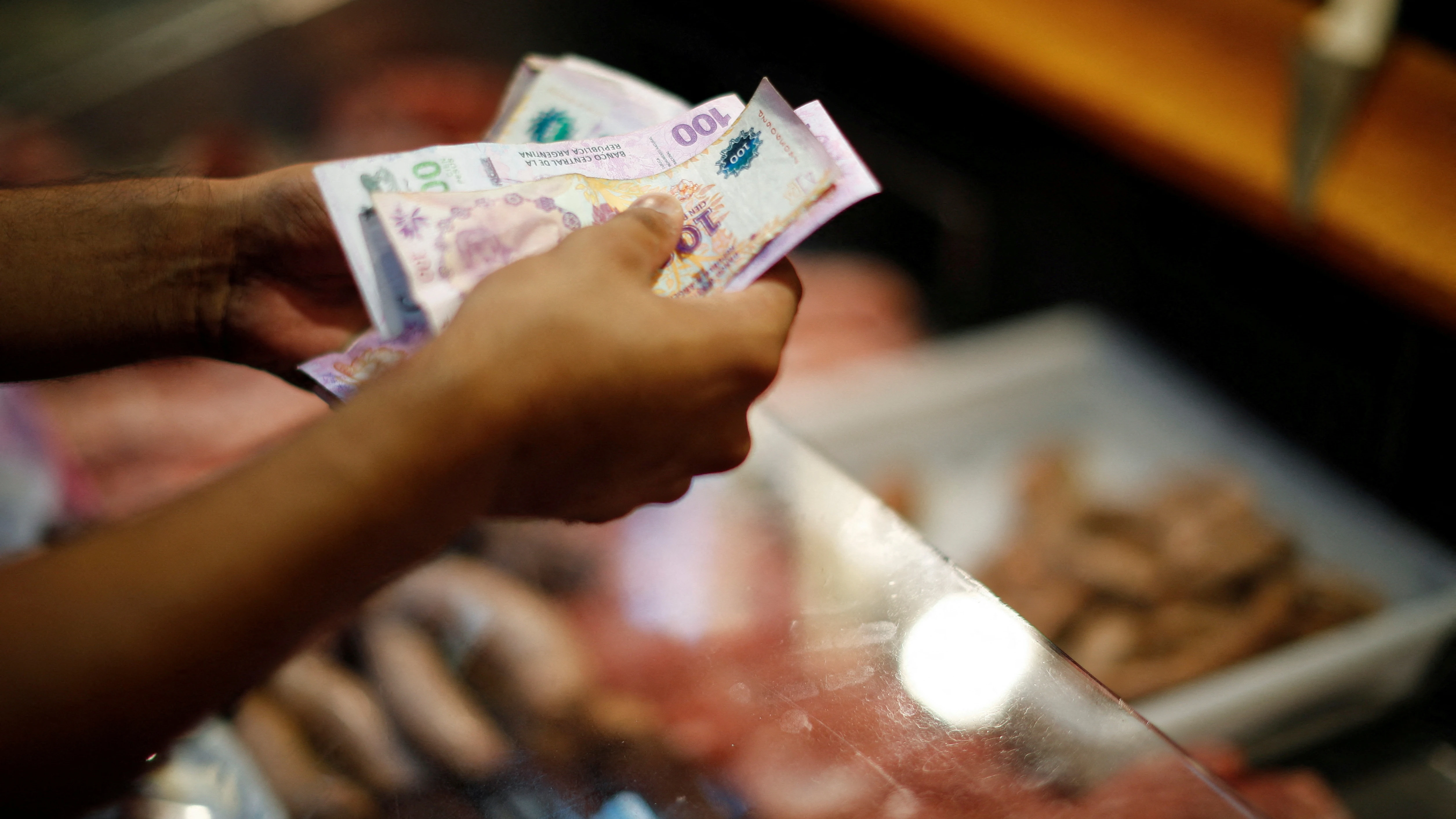 La inflaci&oacute;n en Argentina lleva a una situaci&oacute;n dram&aacute;tica a casi la mitad de la poblaci&oacute;n