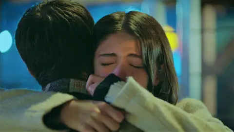 Çinar evita que Parla se entregue a la policía: “Te quiero muchísimo. Quédate a mi lado” Çinar evita que Parla se entregue a la policía: “Te quiero muchísimo. Quédate a mi lado”