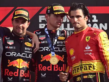 Checo Pérez, Max Verstappen y Carlos Sainz en el podio del GP de Monza 2023 Checo Pérez, Max Verstappen y Carlos Sainz en el podio del GP de Monza 2023