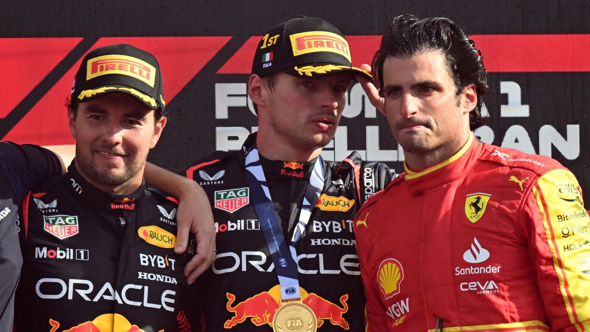 Checo Pérez, Max Verstappen y Carlos Sainz en el podio del GP de Monza 2023
