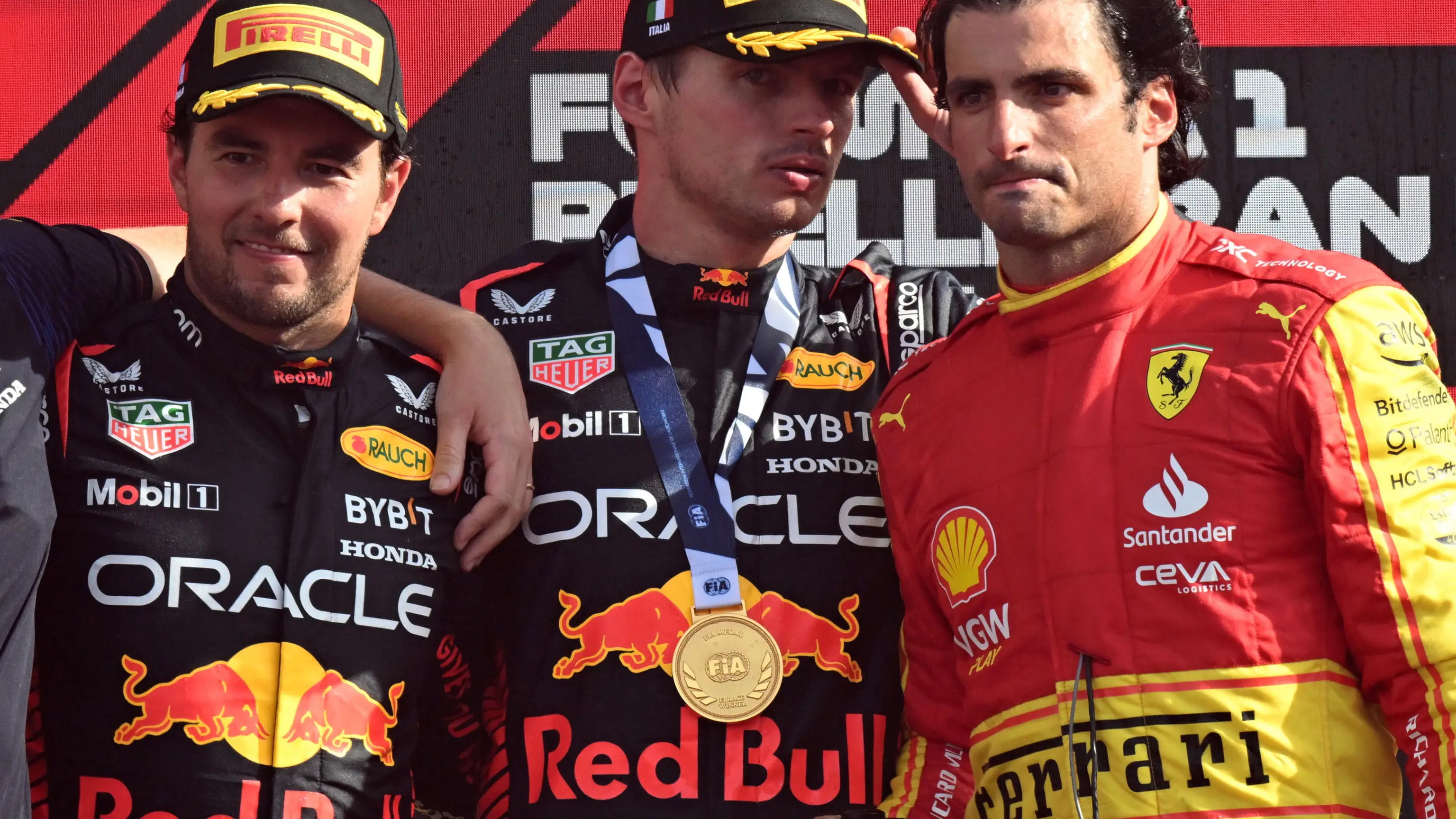 Checo Pérez, Max Verstappen y Carlos Sainz en el podio del GP de Monza 2023 Checo Pérez, Max Verstappen y Carlos Sainz en el podio del GP de Monza 2023