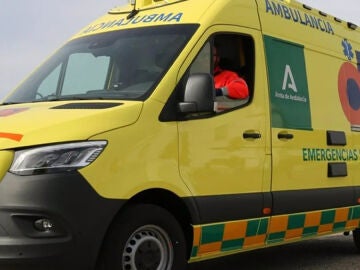 Imagen de archivo de una ambulancia en Andalucía