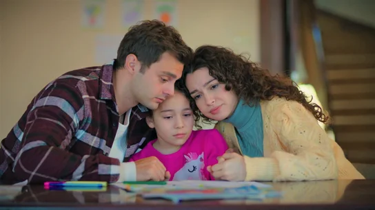 Asiye y Ömer encuentran a Emel en el orfanato: “A donde vayamos, tú vendrás con nosotros” Asiye y Ömer encuentran a Emel en el orfanato: “A donde vayamos, tú vendrás con nosotros”