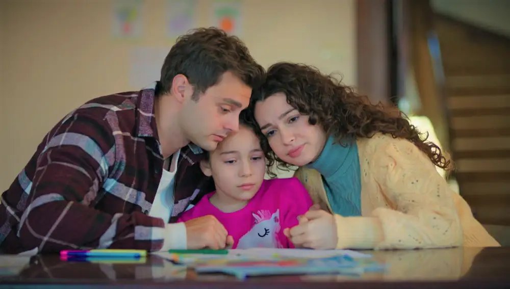 Asiye y Ömer encuentran a Emel en el orfanato: “A donde vayamos, tú vendrás con nosotros” Asiye y Ömer encuentran a Emel en el orfanato: “A donde vayamos, tú vendrás con nosotros”