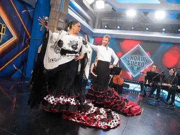 Isabel Pantoja enseña a Pablo Motos cómo lucir la bata de cola Isabel Pantoja enseña a Pablo Motos cómo lucir la bata de cola