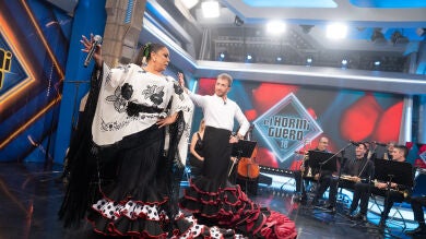Isabel Pantoja enseña a Pablo Motos cómo lucir la bata de cola