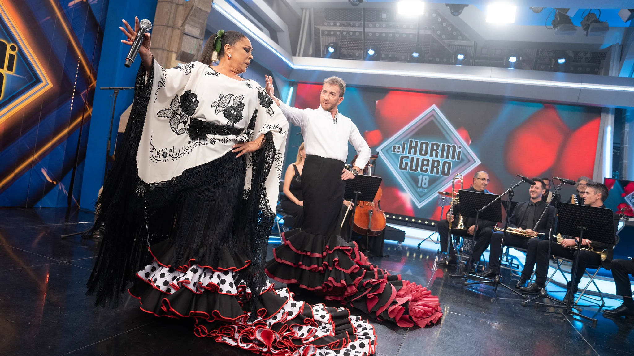Isabel Pantoja enseña a Pablo Motos cómo lucir la bata de cola Isabel Pantoja enseña a Pablo Motos cómo lucir la bata de cola