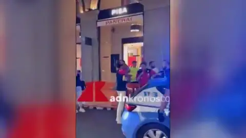 Carlos Sainz, asaltado en Milán, persigue a los ladrones y recupera su reloj de 300.000 euros Carlos Sainz, asaltado en Milán, persigue a los ladrones y recupera su reloj de 300.000 euros