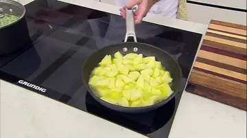 Casca las patatas y fríelas