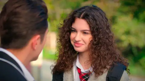 En el próximo capítulo de ‘Hermanos’: La suerte sonríe a Asiye por partida doble: ¡Recupera su trabajo y hace las paces con Doruk! En el próximo capítulo de ‘Hermanos’: La suerte sonríe a Asiye por partida doble: ¡Recupera su trabajo y hace las paces con Doruk!