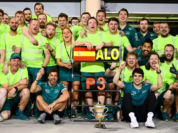 Alonso, Stroll y el equipo Aston Martin tras el GP de Bahréin 2023 Alonso, Stroll y el equipo Aston Martin tras el GP de Bahréin 2023