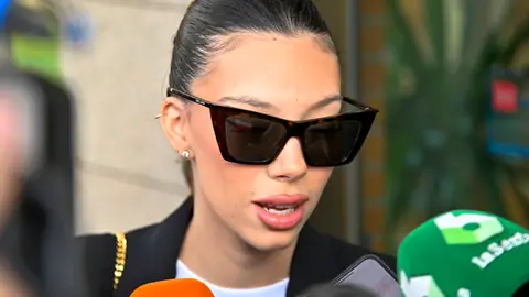 Alejandra Rubio atiende a los medios en el tanatorio de su abuela Alejandra Rubio atiende a los medios en el tanatorio de su abuela