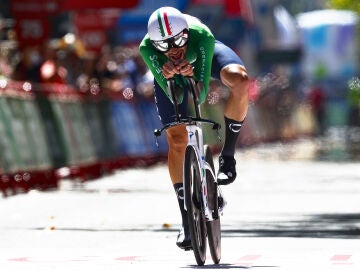 Filippo Ganna, ganador de la décima etapa de la Vuelta, entrando en meta
