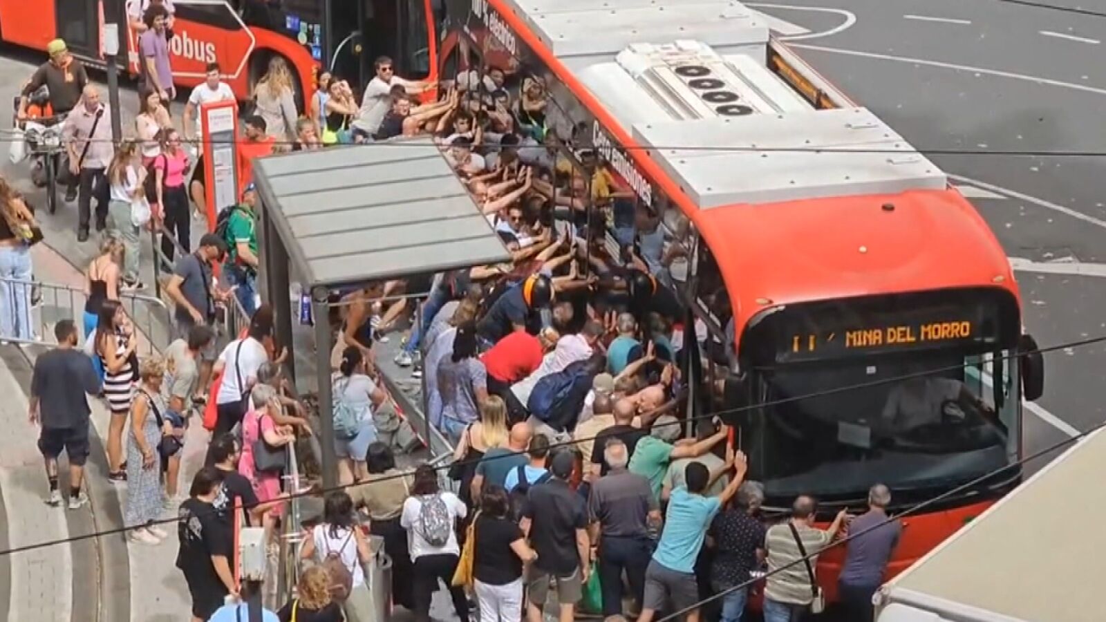Decenas de personas mueven un autobús en Bilbao para rescatar a un anciano atrapado
