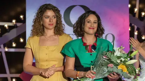 Capítulo de hoy de ‘Amar es para siempre’; 5 de septiembre de 2023: un acto de amor Gala ha atado cabos y ha terminado descubriendo quién es Carlos en realidad. El mozo de almacén, que ya no tiene nada que ocultar de su vida, ha decidido dejarse llevar por sus sentimientos y se han besado en el supermercado. Lola no ha querido perjudicar a Malena tras destrozar el vestido de novia que iba a ser la estrella del desfile, por lo que ha asumido toda la culpa. Al ver el vestido, Victoria ha estallado contra Lola y, aunque la modista se ha disculpado de todo corazón, ninguna ju...