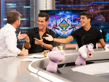 Óscar Casas y el secreto de Mario Casas sobre su orejas coloradas: "¡Y cuando les das besos a las chicas!" Óscar Casas y el secreto de Mario Casas sobre su orejas coloradas: "¡Y cuando les das besos a las chicas!"