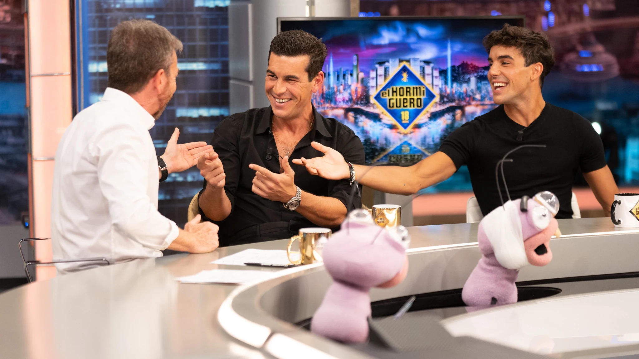 Óscar Casas y el secreto de Mario Casas sobre su orejas coloradas: "¡Y cuando les das besos a las chicas!" Óscar Casas y el secreto de Mario Casas sobre su orejas coloradas: "¡Y cuando les das besos a las chicas!"