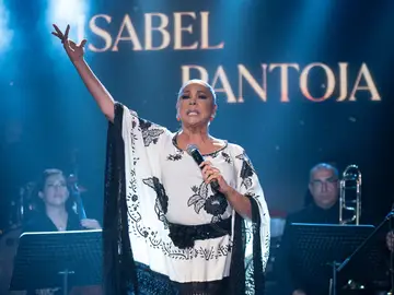 Apoteósica: Isabel Pantoja canta 'Embrujá por tu querer' y 'Garlochí' Apoteósica: Isabel Pantoja canta 'Embrujá por tu querer' y 'Garlochí'