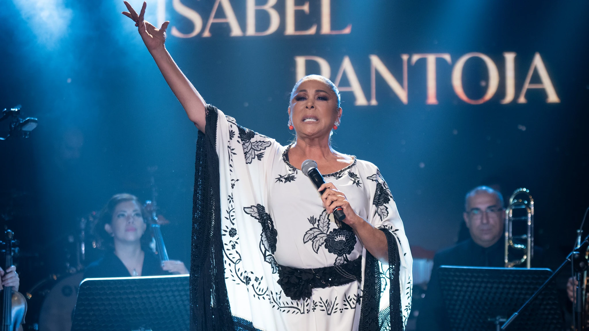 Apoteósica: Isabel Pantoja canta 'Embrujá por tu querer' y 'Garlochí' Apoteósica: Isabel Pantoja canta 'Embrujá por tu querer' y 'Garlochí'