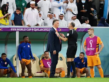 Van Gaal hablando con el árbitro Mateu Lahoz en los cuartos de final del Mundial de Qatar entre Países Bajos-Argentina Van Gaal hablando con el árbitro Mateu Lahoz en los cuartos de final del Mundial de Qatar entre Países Bajos-Argentina