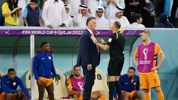 Van Gaal hablando con el árbitro Mateu Lahoz en los cuartos de final del Mundial de Qatar entre Países Bajos-Argentina