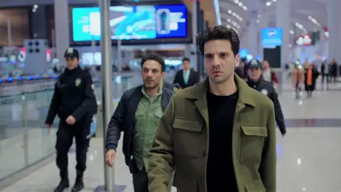 En el último capítulo de 'Secretos de Familia': Ilgaz pilla a los Erguvan con las manos en la masa... ¿Irá Parla a prisión? En el último capítulo de 'Secretos de Familia': Ilgaz pilla a los Erguvan con las manos en la masa... ¿Irá Parla a prisión?