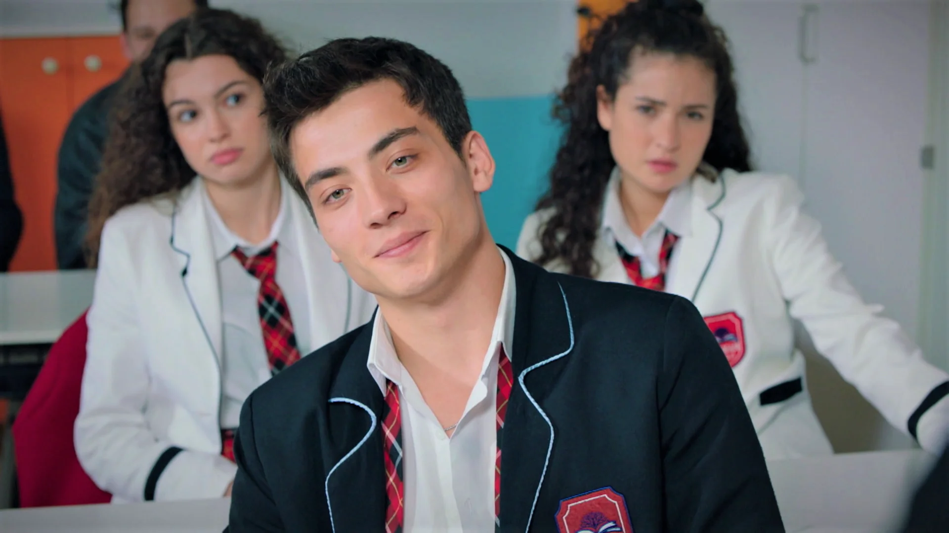 Sarp sabotea el trabajo de clase… ¡Y ridiculiza a los Eren! Sarp sabotea el trabajo de clase… ¡Y ridiculiza a los Eren!
