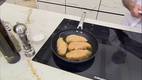 Echa sal a las pechugas de pollo y dóralas Echa sal a las pechugas de pollo y dóralas
