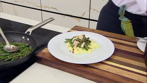 Receta de vainas con patata rota, láminas de foie gras y maíz tostado de Joseba Arguiñano Receta de vainas con patata rota, láminas de foie gras y maíz tostado de Joseba Arguiñano