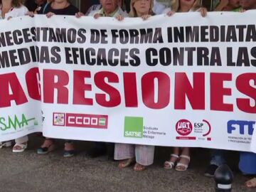 Protesta en el Hospital Clínico de Málaga para frenar el aumento de agresiones a sanitarios en el último año