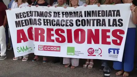 Protesta en el Hospital Clínico de Málaga para frenar el aumento de agresiones a sanitarios en el último año